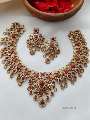 Elegant Kemp And White Stone Necklace