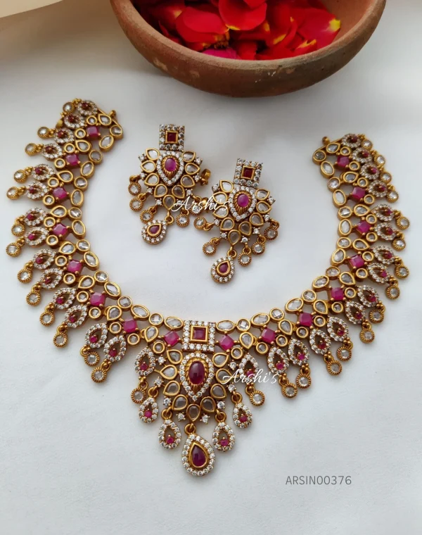 Elegant Kemp And White Stone Necklace