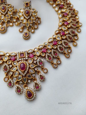 Elegant Kemp And White Stone Necklace