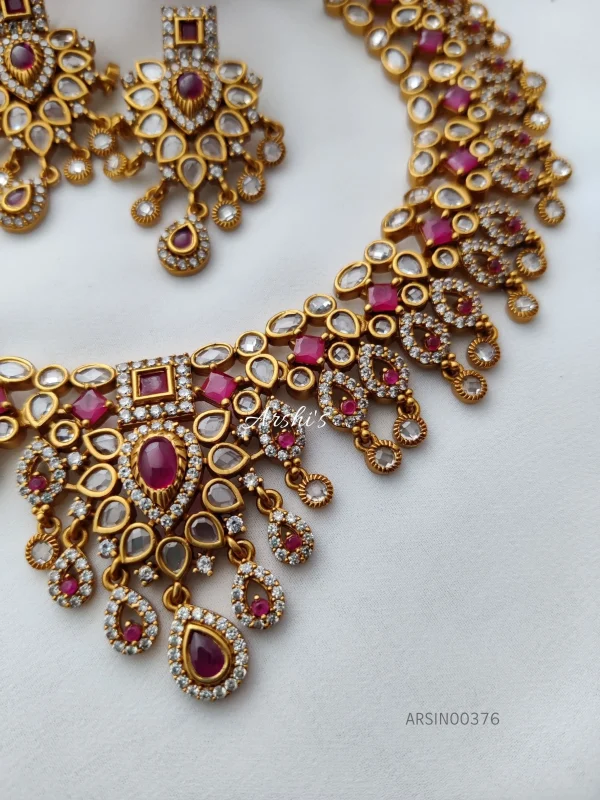 Elegant Kemp And White Stone Necklace