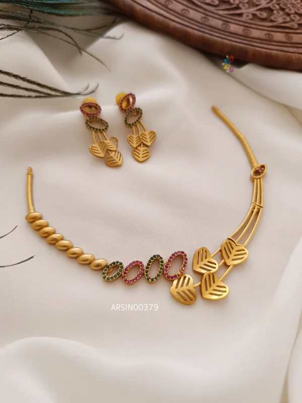 Beautiful leaf AD necklace